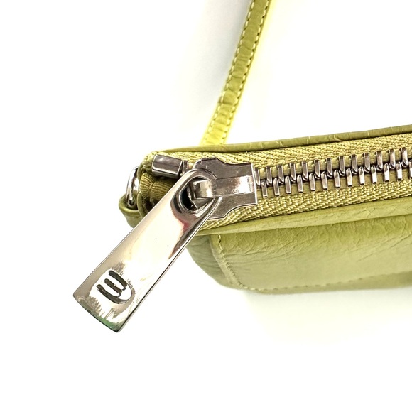 Express - Wristlet - Picture 5 of 8